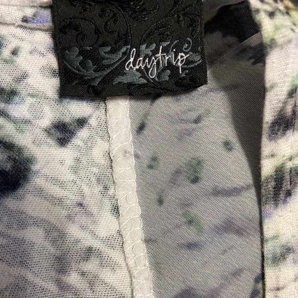 DayTrip V-neck short sleeve shirt size medium - Picture 5 of 6